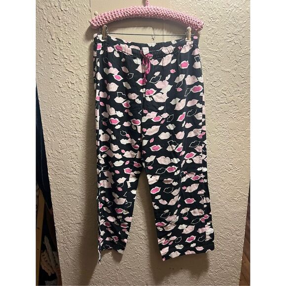Victoria’s Secret Black With Pink Lips Pajama Set Woman’s Size Small - Picture 8 of 14